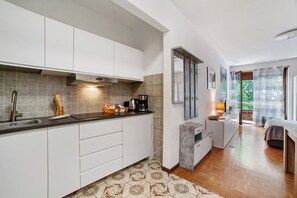 Kjøleskap, kokeplater, kaffetrakter/tekoker og vannkoker