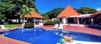 Casa de Campo Mía, steps from the beach!