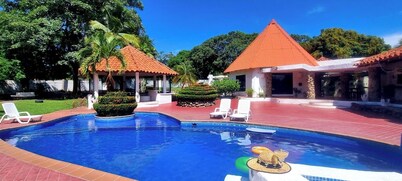 Casa de Campo Mía, steps from the beach!