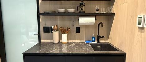 Een koelkast, een magnetron, een koffiezetapparaat/waterkoker