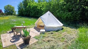 Property grounds - "Sur les prés" is a tent set up in a meadow, 100% natural. (Ohey)
