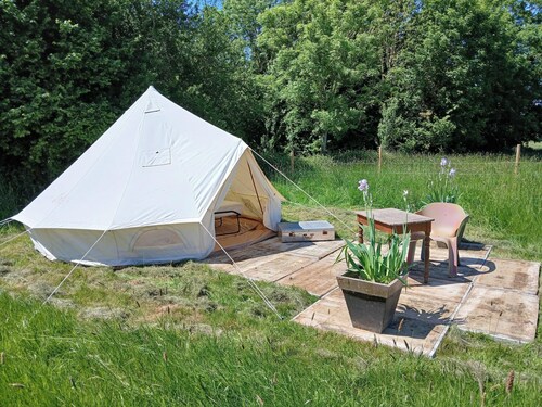 "Sur les prés" is a tent set up in a meadow, 100% natural.