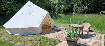 "Sur les prés" is a tent set up in a meadow, 100% natural.
