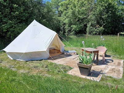 "Sur les prés" is a tent set up in a meadow, 100% natural.