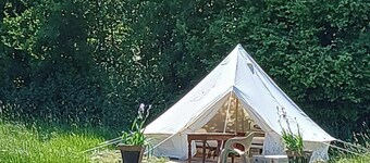 "Sur les prés" is a tent set up in a meadow, 100% natural.