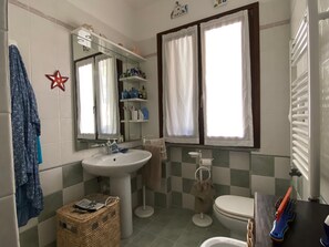 Shower, towels