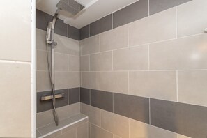 Douche, serviettes fournies