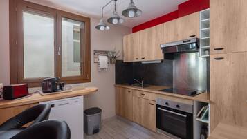 Køleskab, mikrobølgeovn, ovn, kogeplade