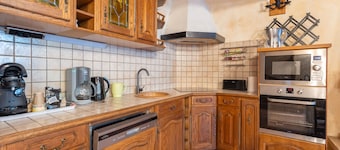 Casita de campo "Le Petit Duc" con vistas a la montaña, terraza privada y Wi-Fi
