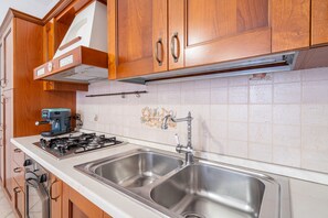 Een koelkast, een microgolfoven, een oven, een kookplaat