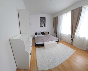 2 habitaciones, escritorio, tabla de planchar con plancha y wifi gratis 