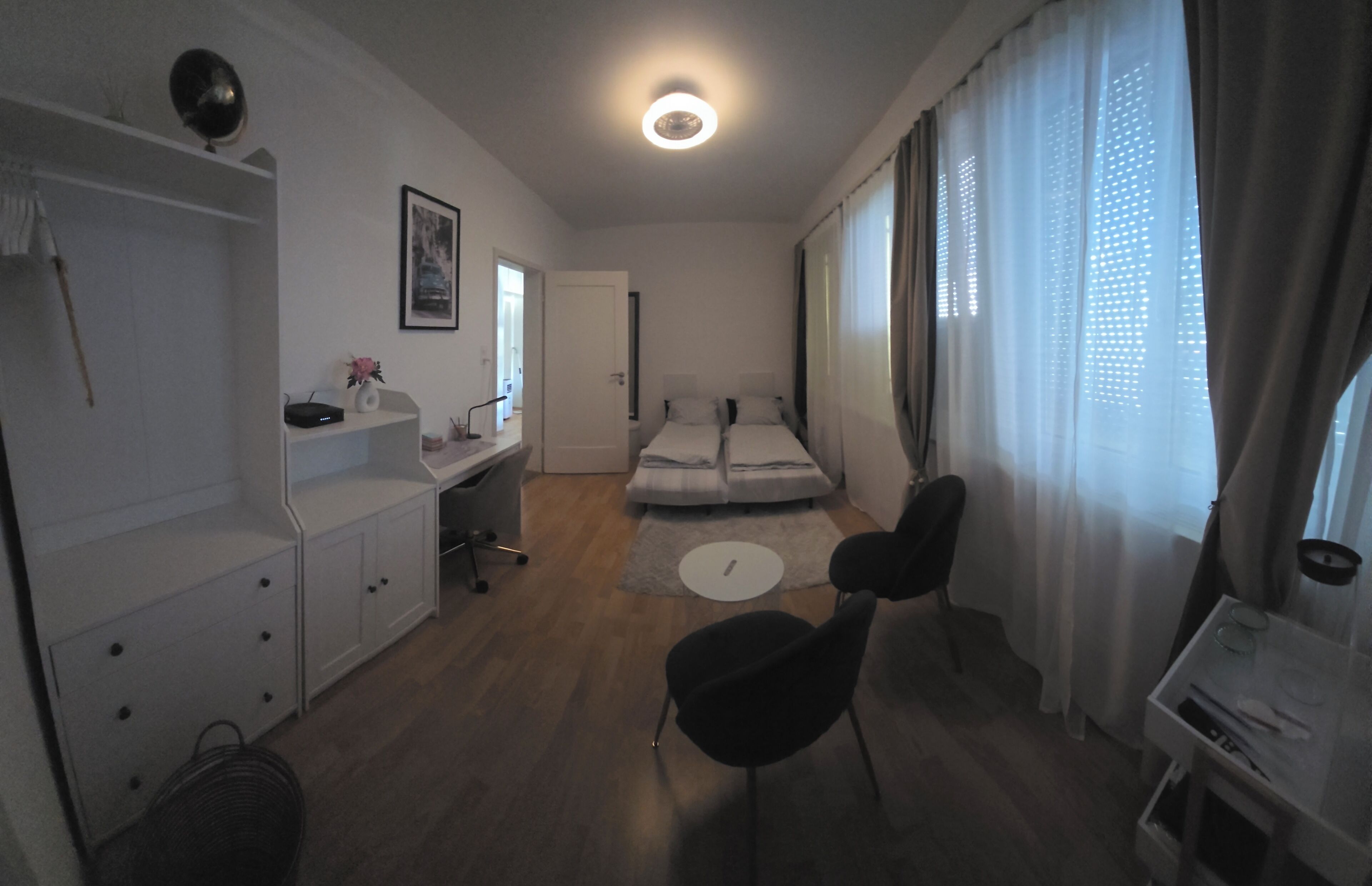 2 habitaciones, escritorio, tabla de planchar con plancha y wifi gratis 