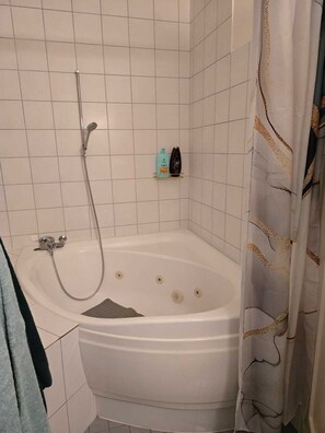 Poreamme, hiustenkuivaaja, pyyhkeet, saippua