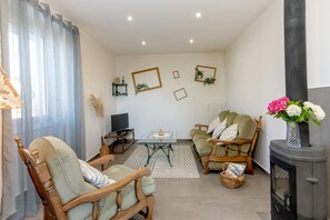 TV, fireplace, stereo - Holiday Home 'Les Deux Tilleuls' with Wi-Fi (Porte-des-Bonnevaux)