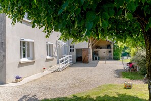 Terrace/patio - Holiday Home 'Les Deux Tilleuls' with Wi-Fi (Porte-des-Bonnevaux)