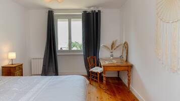 3 bedrooms, iron/ironing board, free WiFi, bed sheets