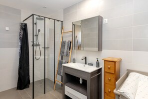 Dusche, Haartrockner, Handtücher