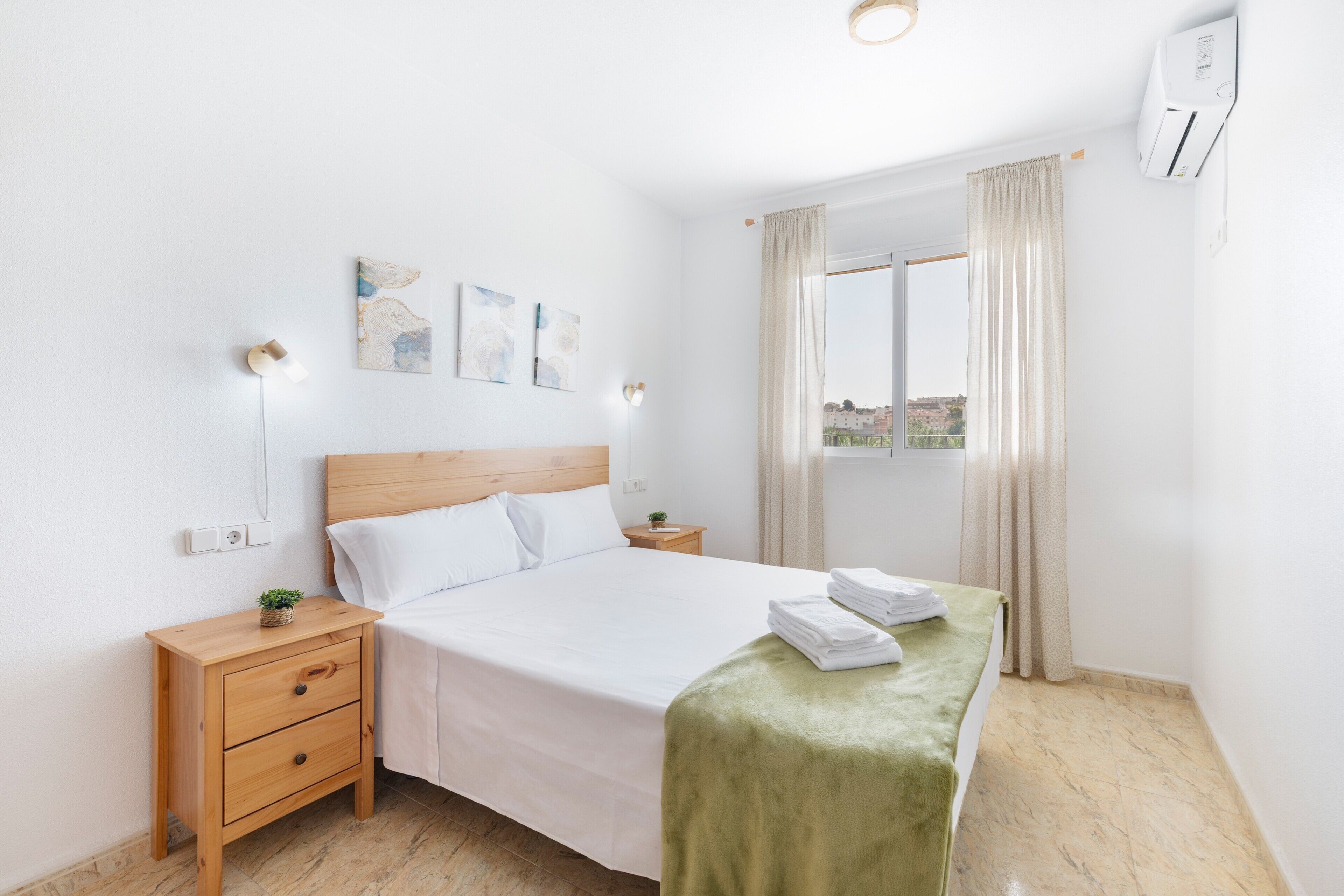 3 slaapkamers, een strijkplank/strijkijzer, gratis wifi, beddengoed