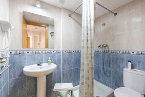 Regadera, secadora de cabello, toallas 