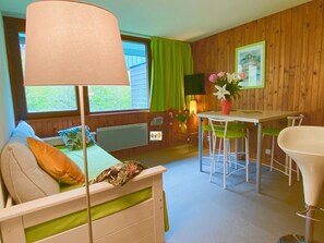 1 chambre, fer et planche à repasser
