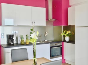 Kühlschrank, Mikrowelle, Ofen, Herdplatte