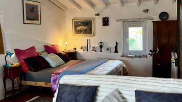 1 habitación, tabla de planchar con plancha, wifi y ropa de cama