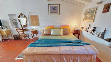 1 slaapkamer, een strijkplank/strijkijzer, wifi, beddengoed