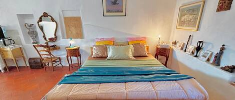 1 slaapkamer, een strijkplank/strijkijzer, wifi, beddengoed