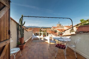 Unclassified image, 2 of 23, button