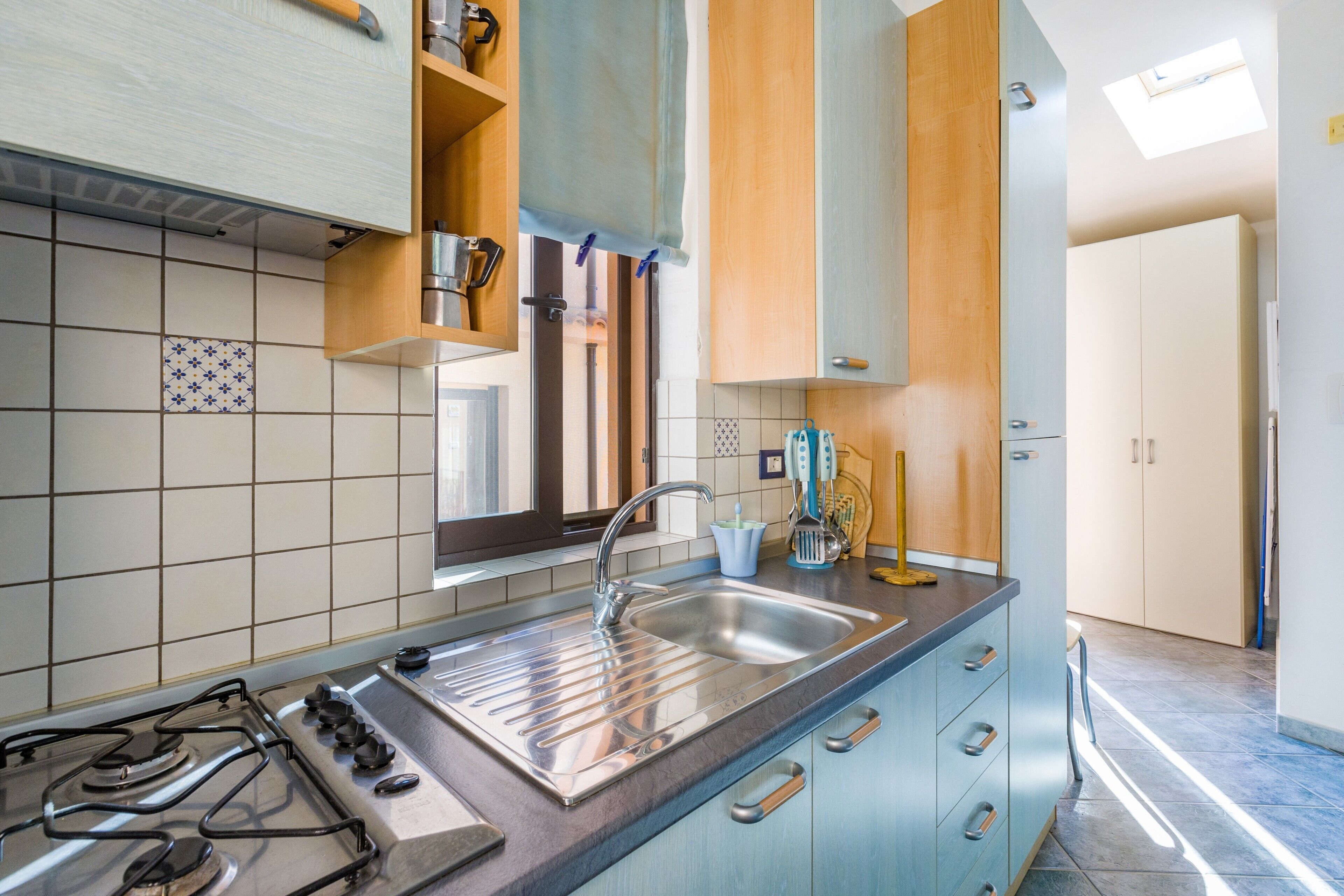 Kühlschrank, Ofen, Herdplatte, Wasserkocher