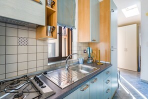 Fridge, oven, stovetop, electric kettle - Apartment 'Mandarino' with Sea View, Private Terrace and Wi-Fi (Gioiosa Marea)