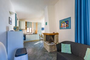 TV - Apartment 'Mandarino' with Sea View, Private Terrace and Wi-Fi (Gioiosa Marea)