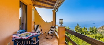 Apartment 'Mandarino' with Sea View, Private Terrace and Wi-Fi
