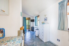 1 bedroom, free WiFi, bed sheets - Apartment 'Mandarino' with Sea View, Private Terrace and Wi-Fi (Gioiosa Marea)