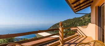 Appartement 'Mandorlo' avec vue sur la mer, terrasse privée et Wi-Fi