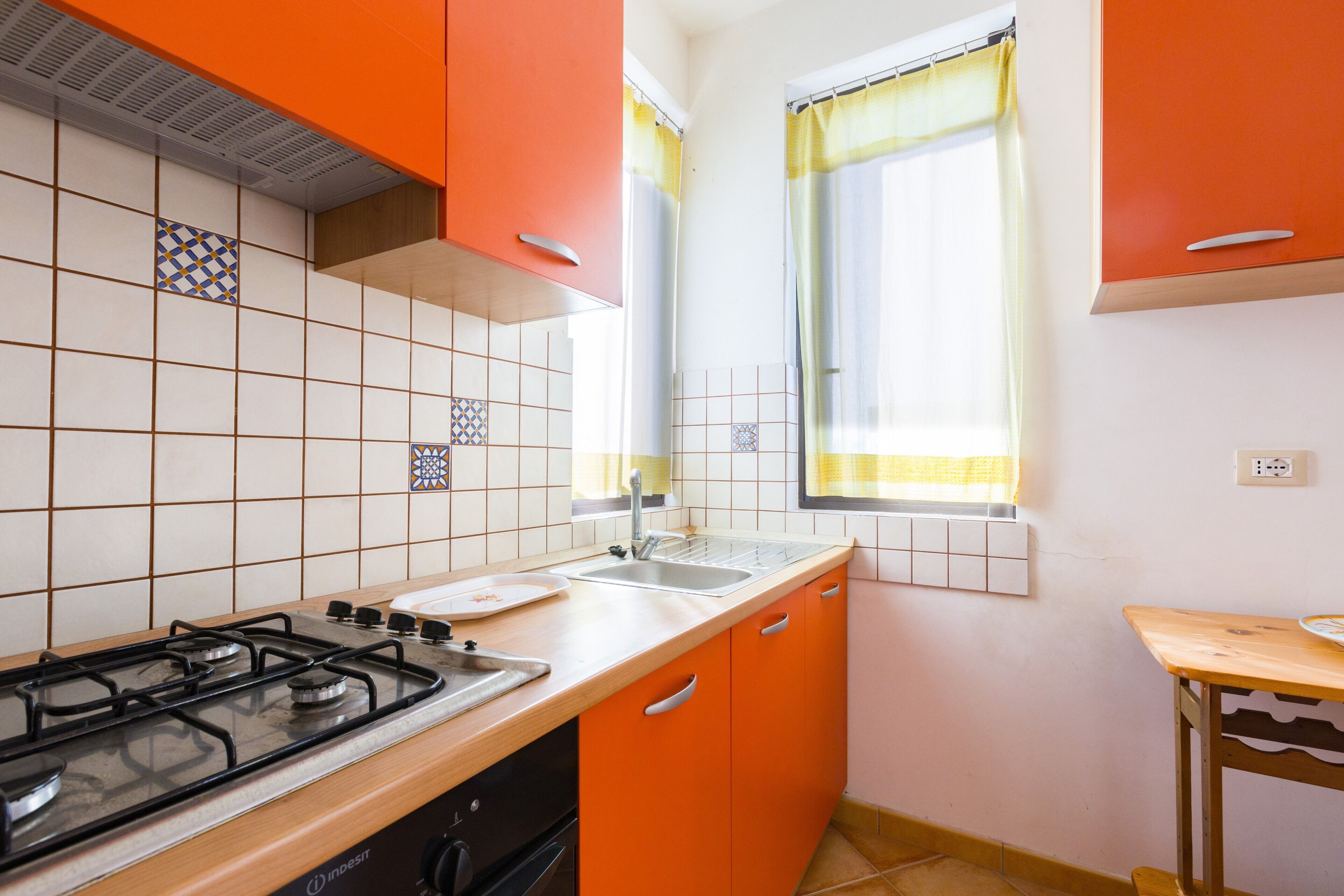 Frigorifero, forno, piano cottura, bollitore elettrico