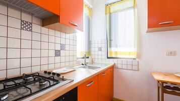 Kühlschrank, Ofen, Herdplatte, Wasserkocher