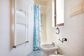 Dusch, hårtork och handdukar