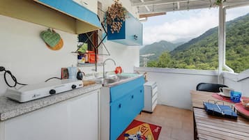 Kühlschrank, Mikrowelle, Herdplatte, Wasserkocher mit Kaffee-/Teezubehör