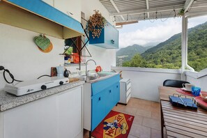 Geladeira, micro-ondas, cooktop, cafeteira/chaleira