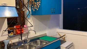 Kühlschrank, Mikrowelle, Herdplatte, Wasserkocher mit Kaffee-/Teezubehör