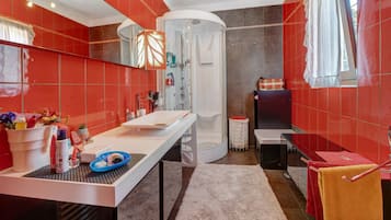 Dusche, Haartrockner, Handtücher
