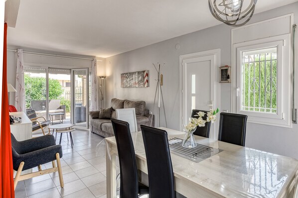 Interior - Holiday Home 'Casa 3 Dormitorios' with Mountain View, Wi-Fi and Air Conditioning (L'Escala)