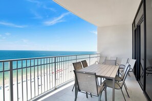 Outdoor dining - Luxury Direct Beachfront Lazy River-Waterslide-Splash Pad-Walk to Restaurants (Gulf Shores)