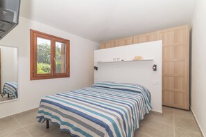 2 bedrooms, iron/ironing board, bed sheets