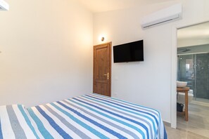 2 makuuhuonetta, silitysrauta/-lauta, vuodevaatteet