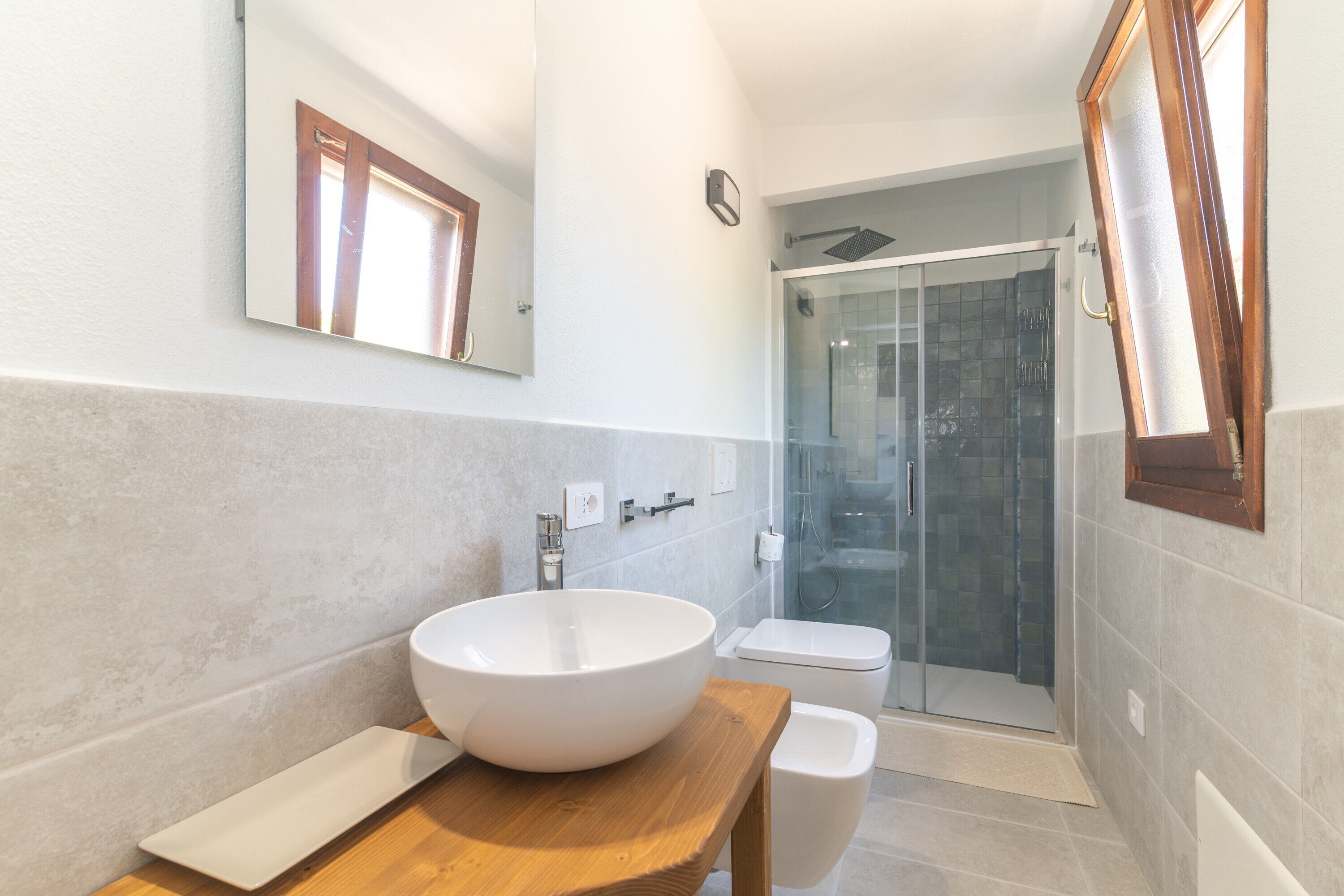 Een douche, een haardroger, handdoeken