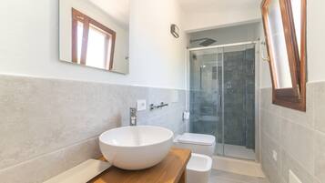 Een douche, een haardroger, handdoeken