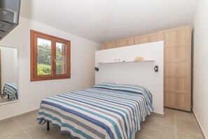 2 bedrooms, iron/ironing board, bed sheets