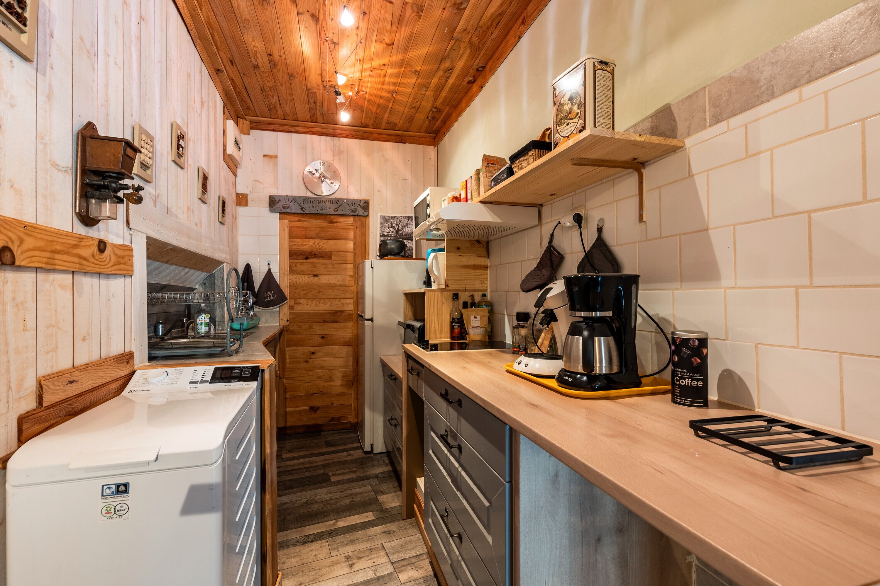 Een koelkast, een magnetron, een oven, een kookplaat